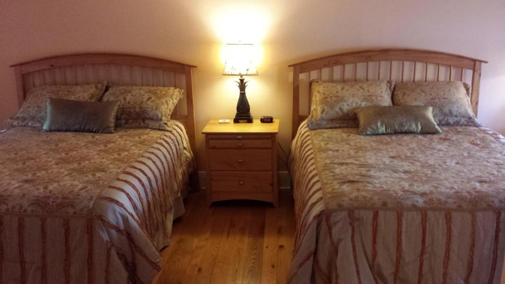 Queen Room with Two Queen Beds - 6