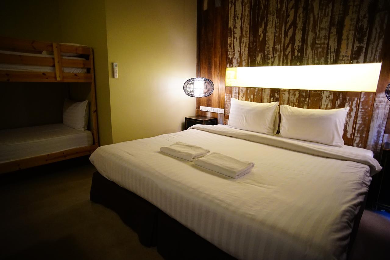 Quarto Familiar com Vista Rua
