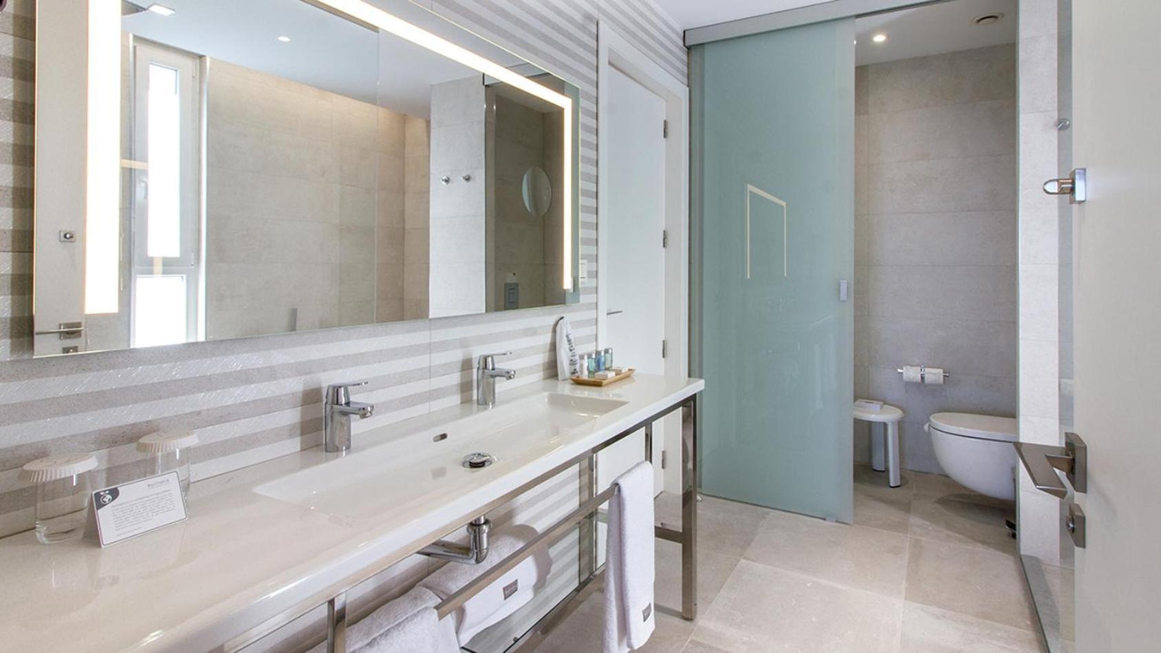 Suite con cama extragrande y balcón (4 adultos)