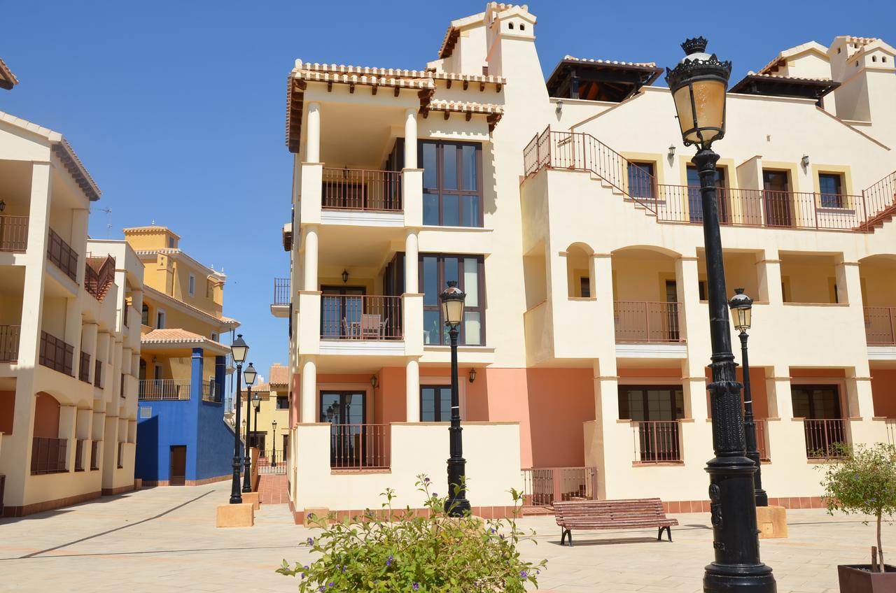 Apartamento de 2 dormitorios con piscina compartida.