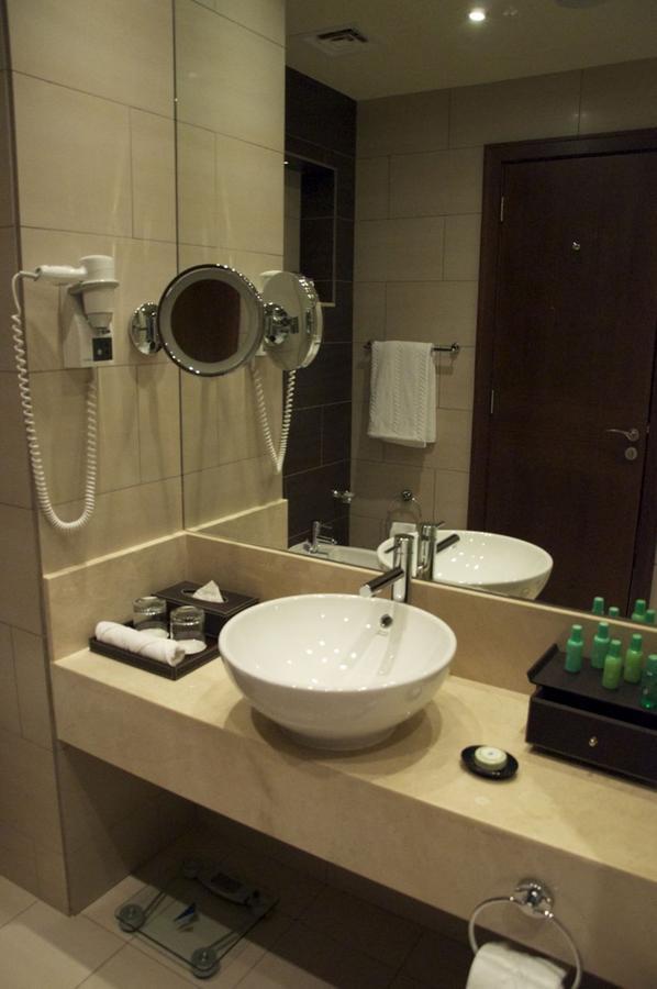 Chambre Lit Queen-Size Adaptée aux Personnes à Mobilité Réduite - Fumeurs