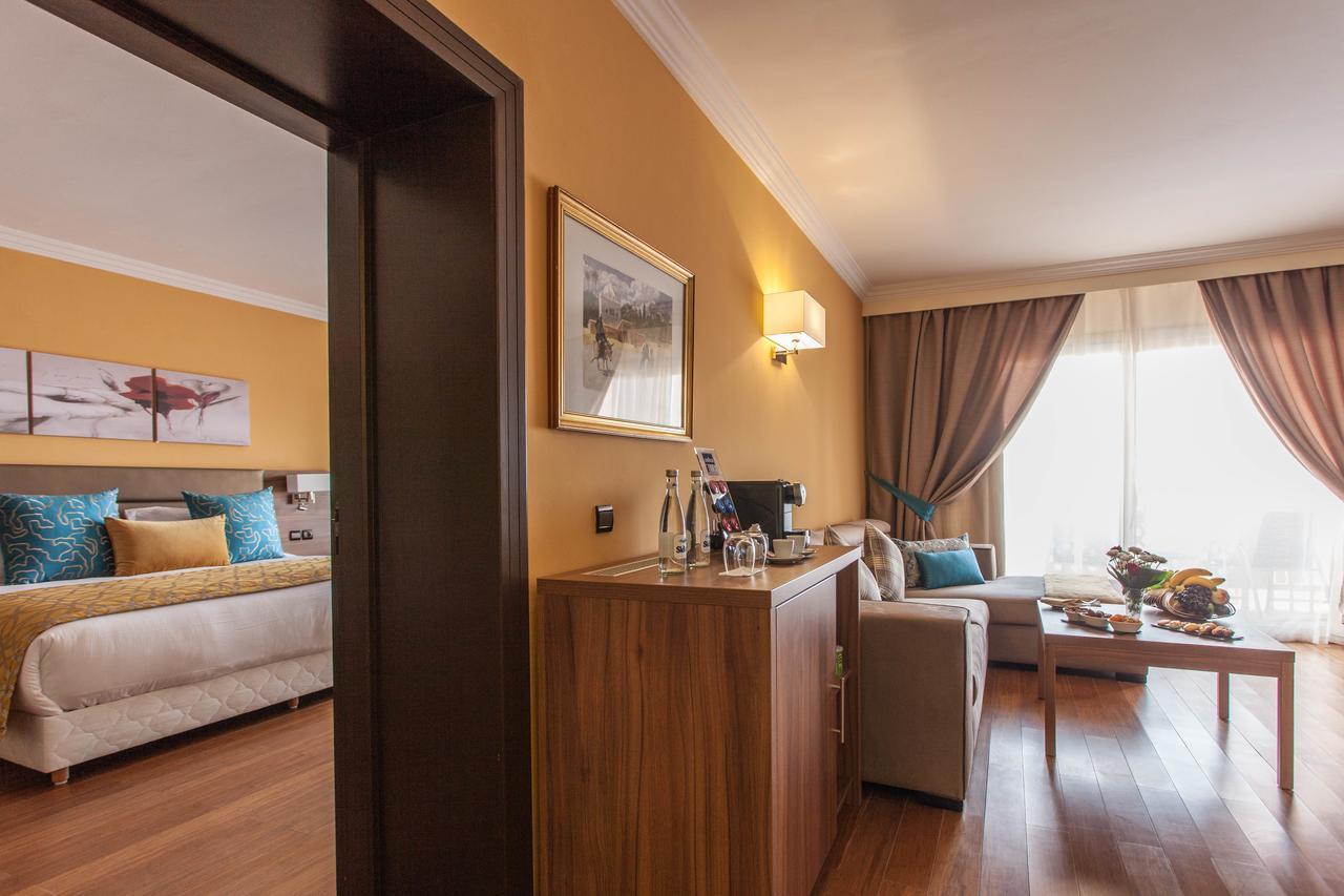 Dos suites Prestige con habitaciones dobles, jaccuzi y vistas a la piscina