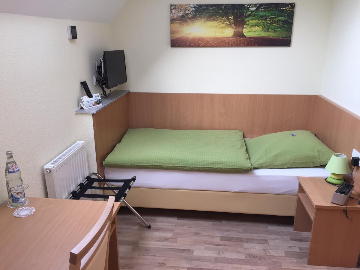 Small Single Room,709916881:JPEG