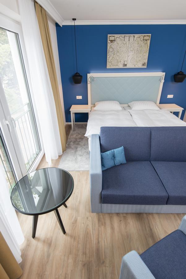 Großes Wohnzimmer mit Balkon