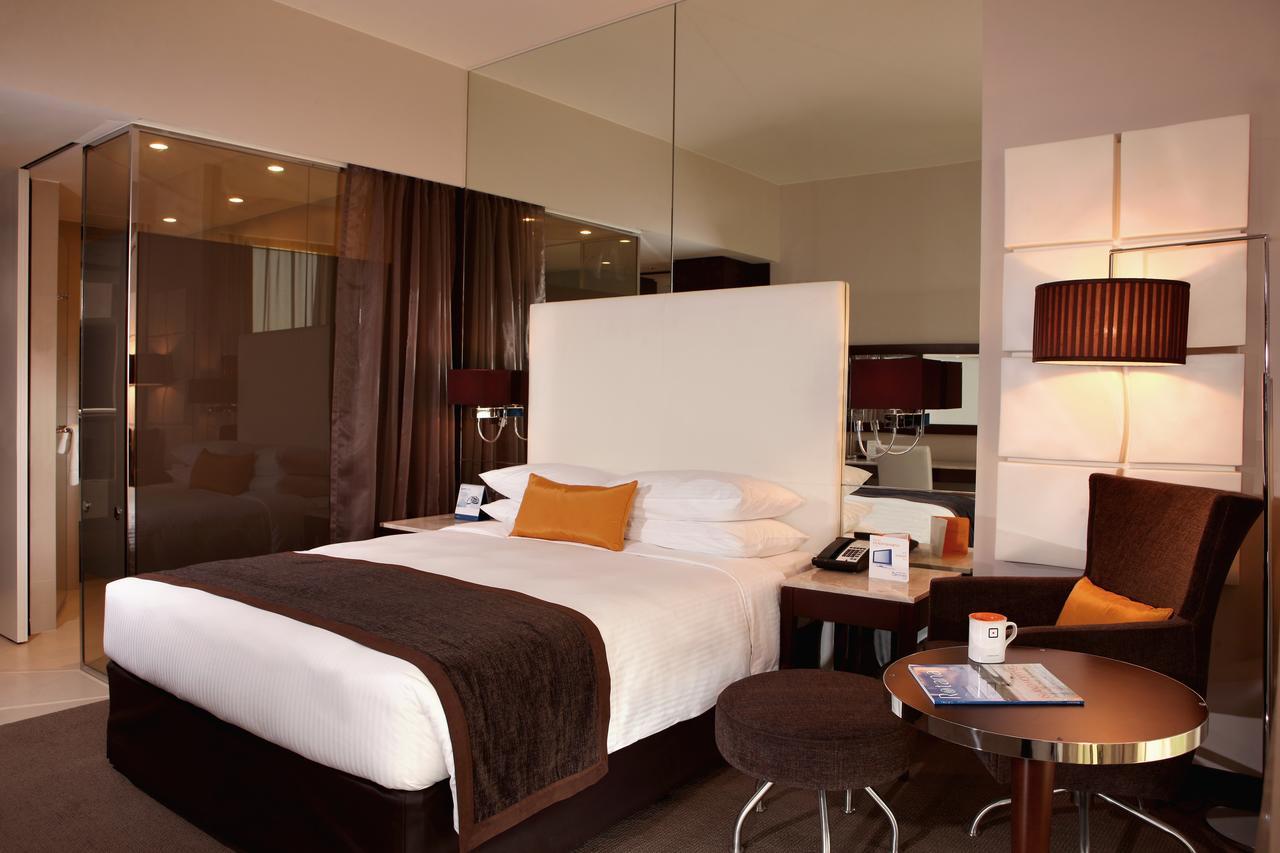 Centro Room Queen Bed,1115062800:JPEG