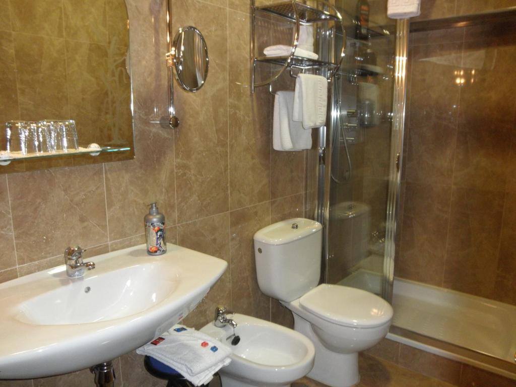 Habitación Doble con cama supletoria y aparcamiento incluido