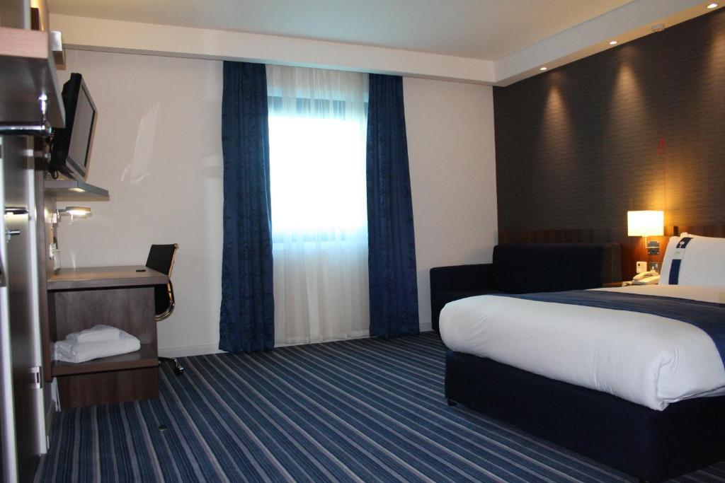 Standard Doppelzimmer mit Einzelschlafsofa – mit kostenlosem warmen Frühstück