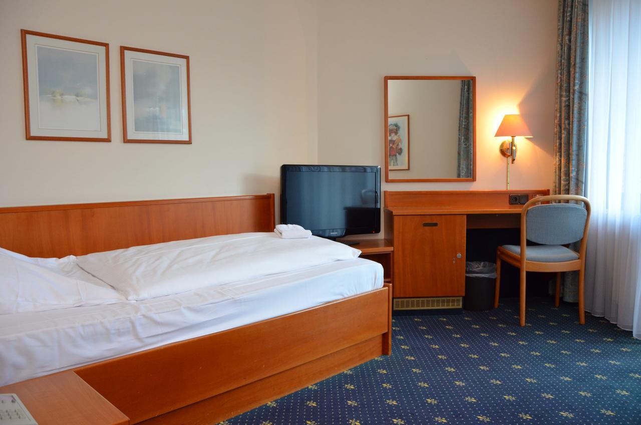 Single Room with Balcony,543767766:JPEG