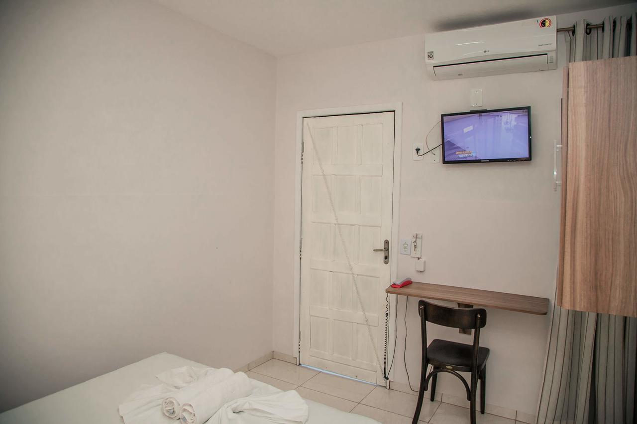 Quarto com 2 Camas de Solteiro e Frigobar