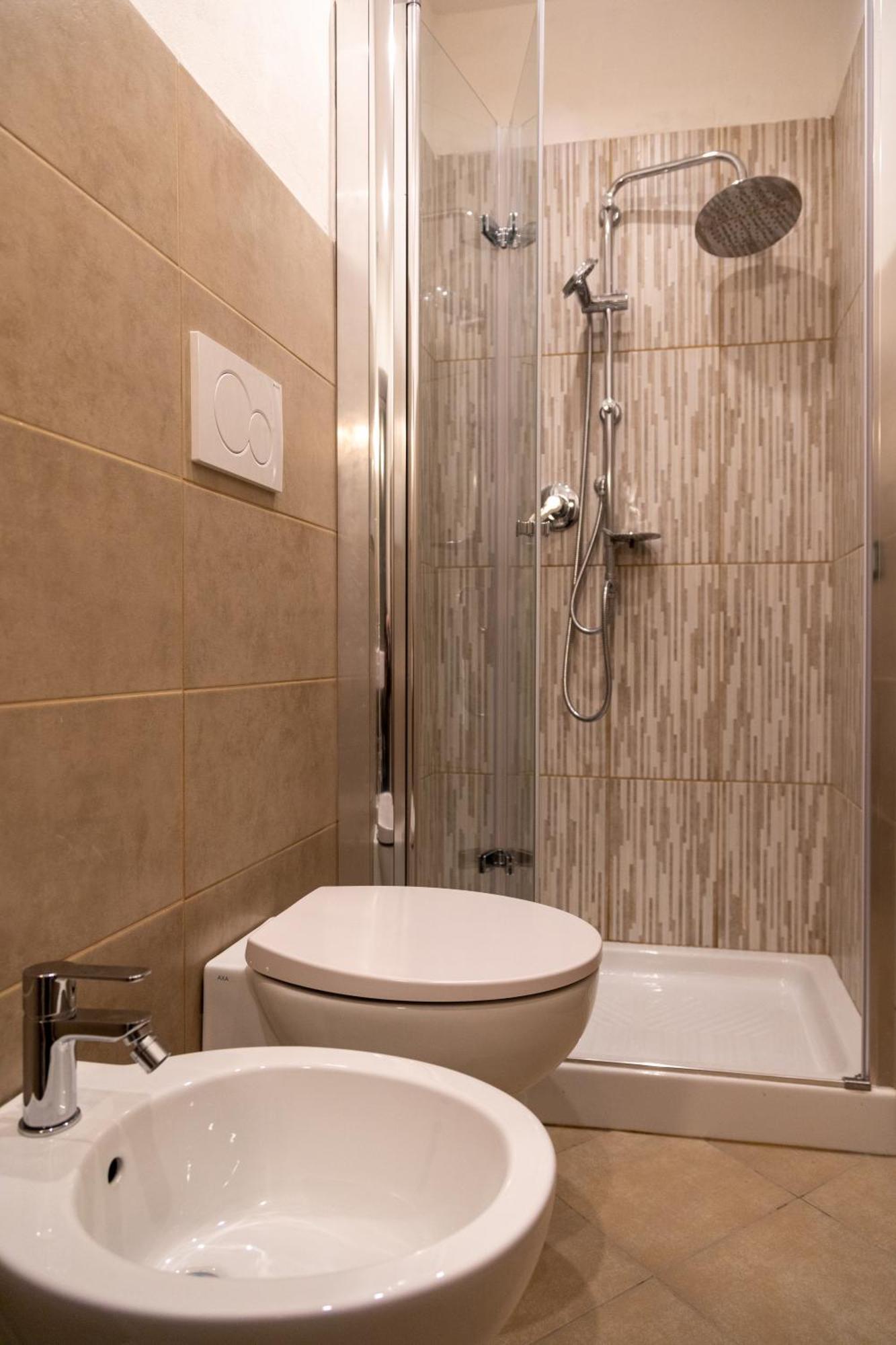Tweepersoonskamer met 1 of 2 Bedden en Eigen Externe Badkamer