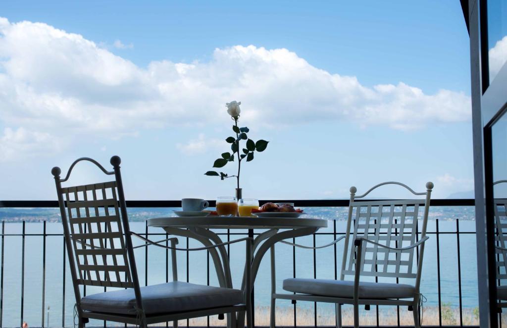 Deluxe Doppelzimmer mit Terrasse und Seeblick