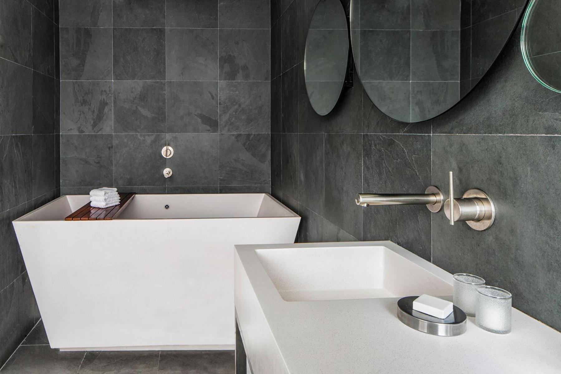 Chambre Lit King-Size avec Baignoire et Balcon - Étage Supérieur