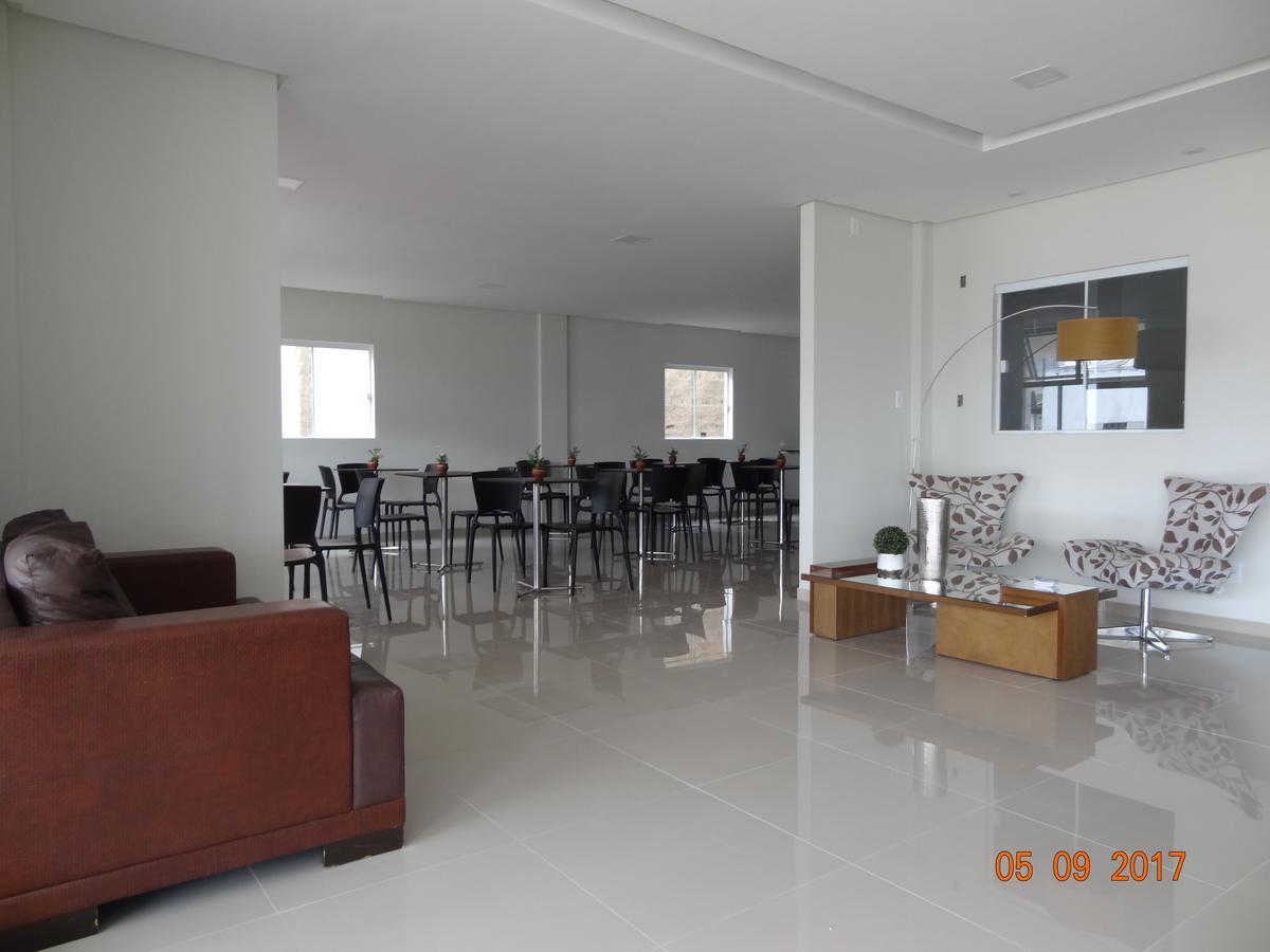Quarto Grande com 2 Camas de Solteiro