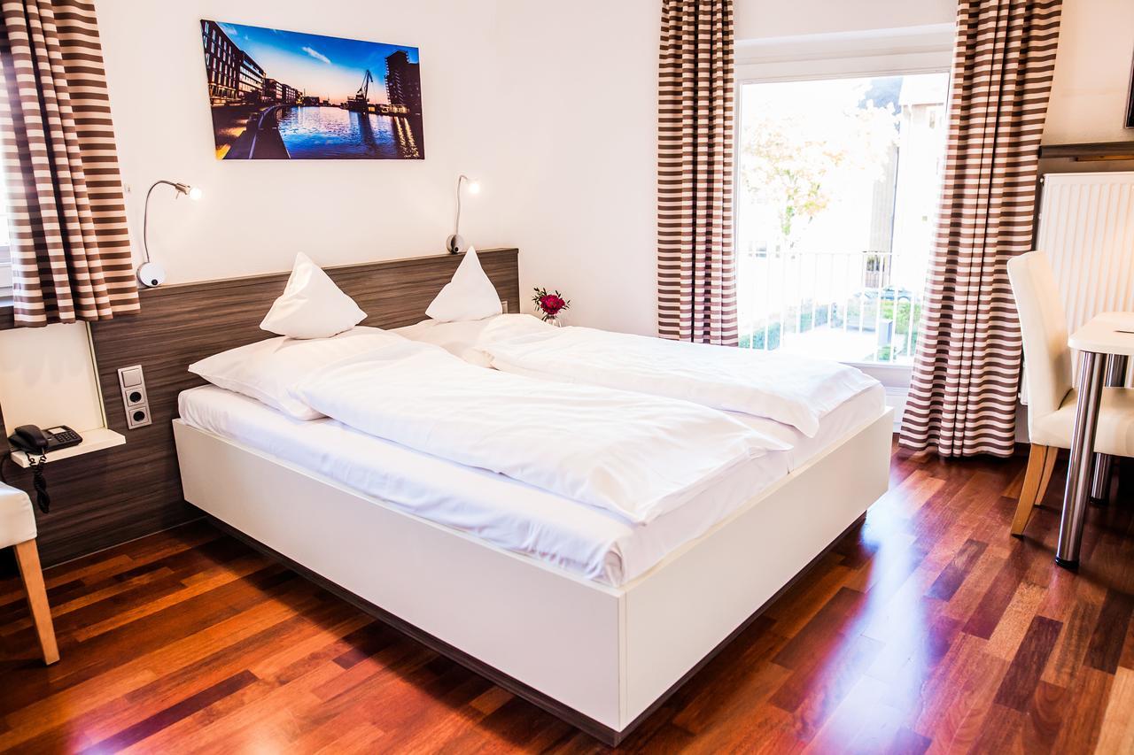 Small Double Room,587988171:JPEG