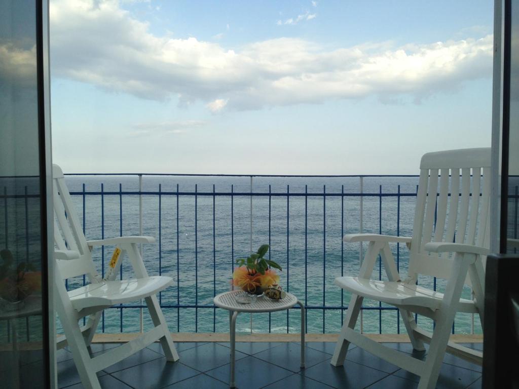 Camera Tripla con Balcone e Vista Mare