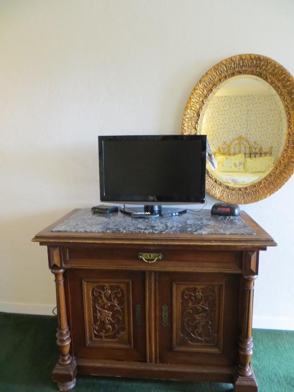 Queen Room with Pool View