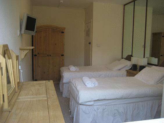 Chambre Basique Lits Jumeaux avec Toilettes Communes