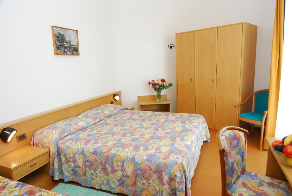 Economy Doppel-/Zweibettzimmer mit seitlichem Meerblick
