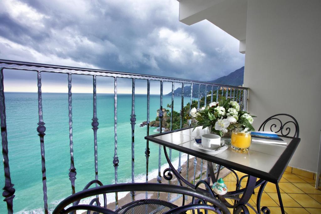Camera Familiare Superior con Vista Mare Parziale