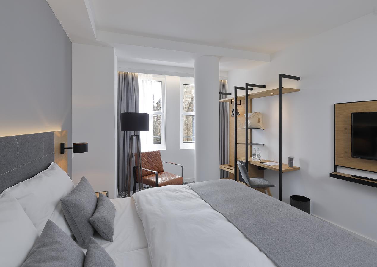 Zimmer mit Kingsize-Bett