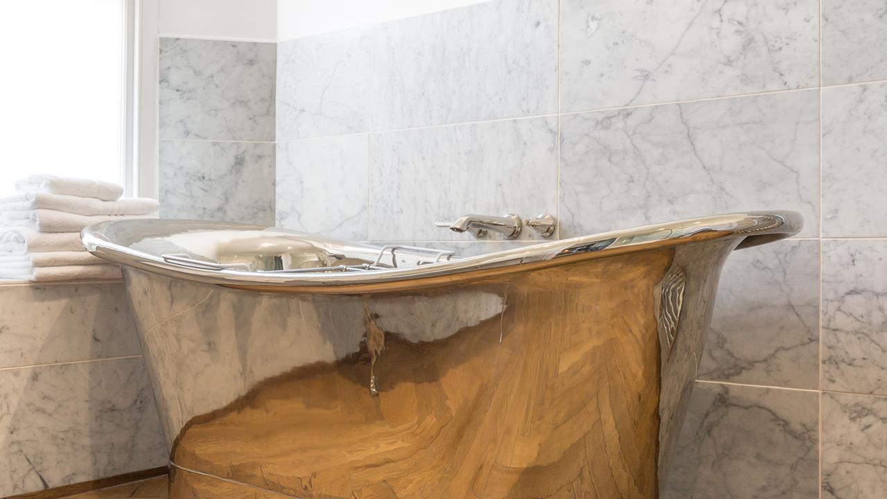 Luxuriöses Doppelzimmer mit Badewanne sowie Stadt- und Parkblick