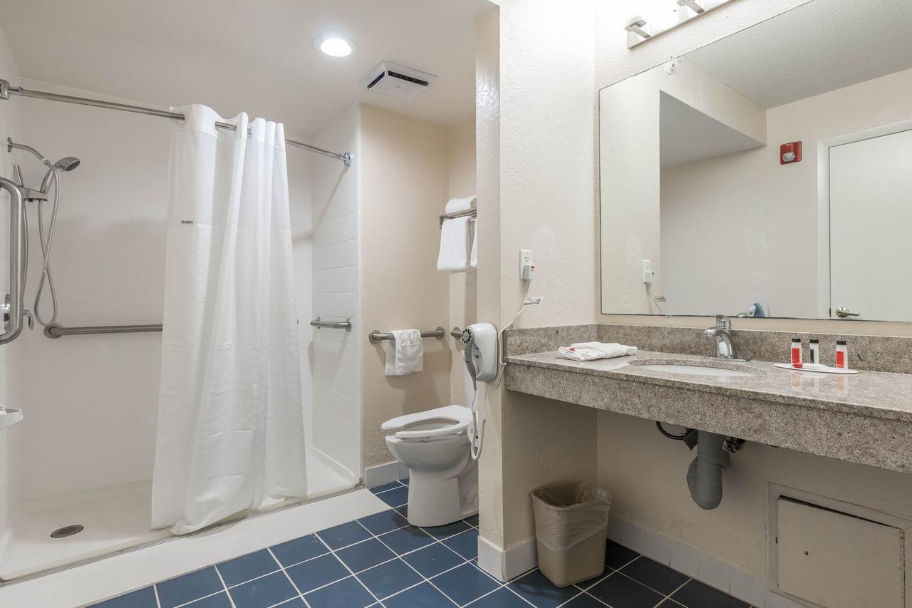 King Room  with Roll In Shower - Mobility/Hearing Impaired/Non-Smoking