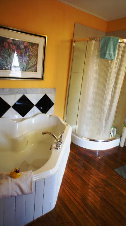 Suite mit Kingsize-Bett mit Whirlpool