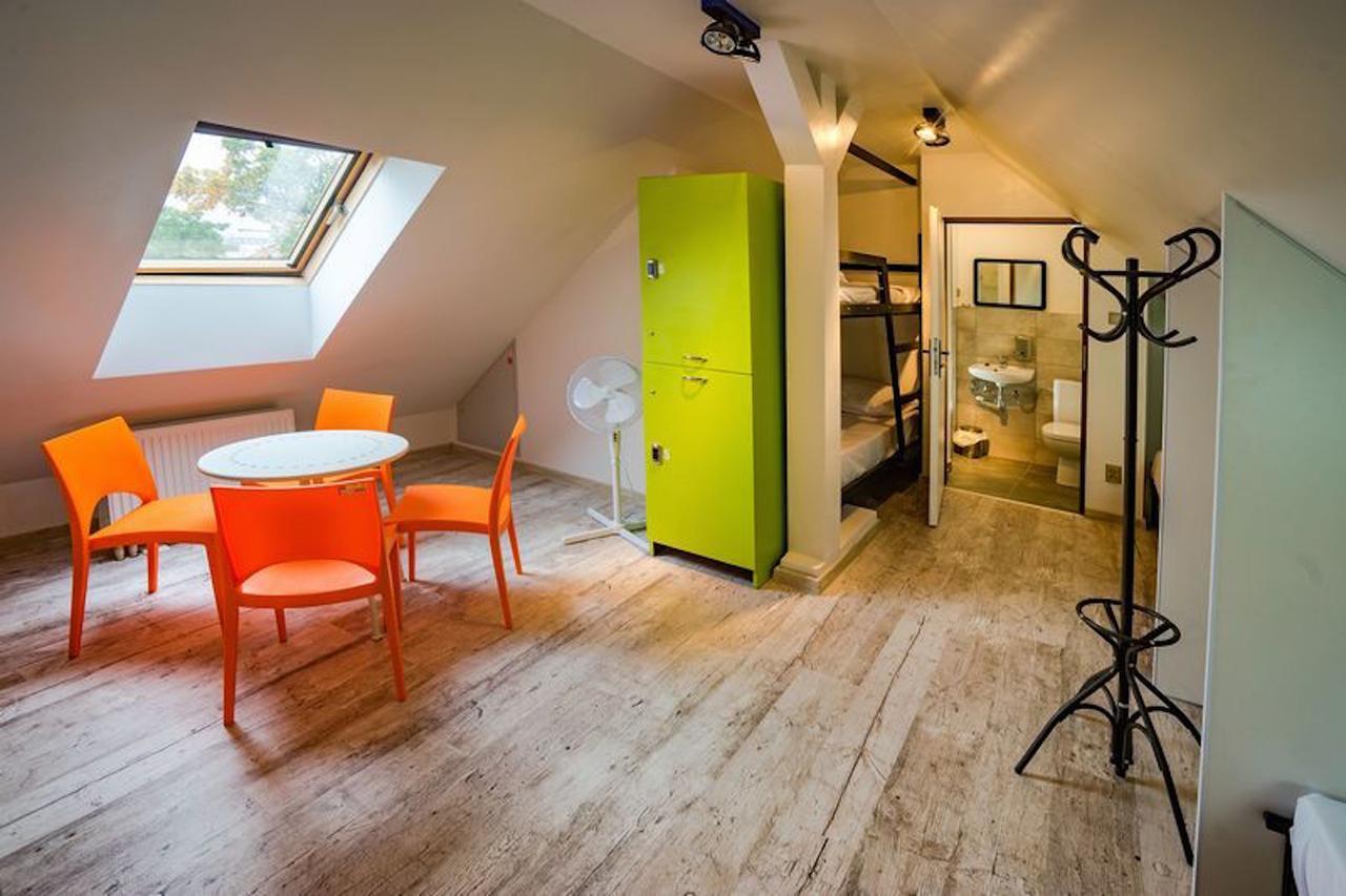 Bed in een Gemengde Slaapzaal met 6 Bedden