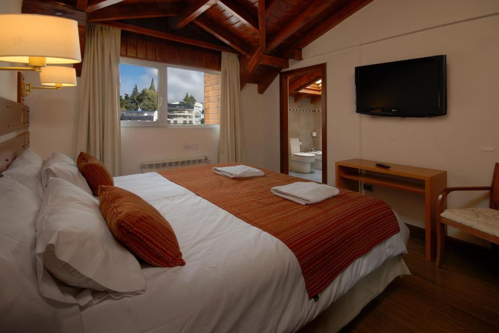 Quarto com Cama de Casal ou 2 de Solteiro e Vista da Cidade
