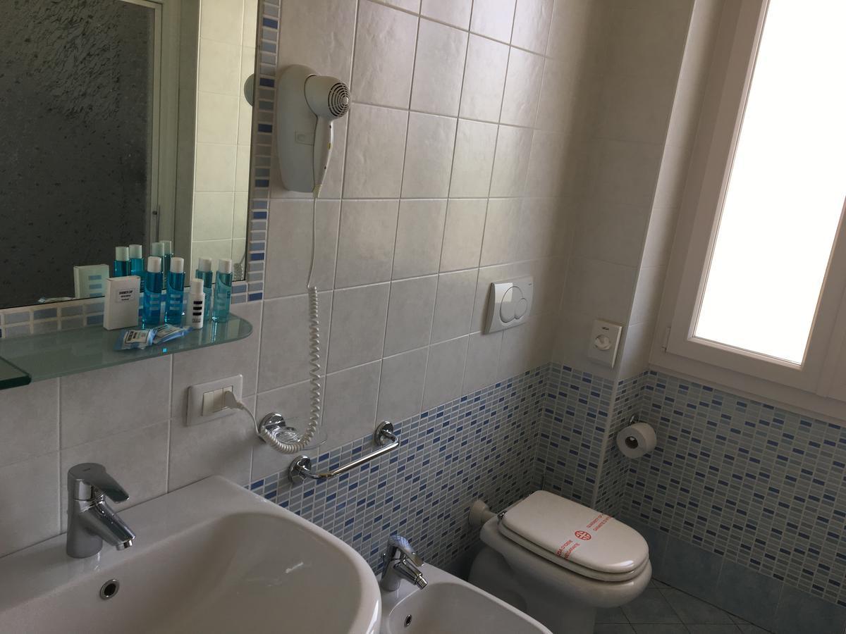 Tweepersoonskamer met balkon en gedeeltelijk uitzicht op het meer