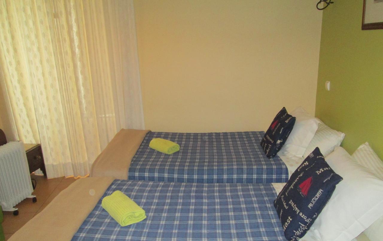 Tweepersoonskamer met 2 Aparte Bedden en Gedeelde Badkamer