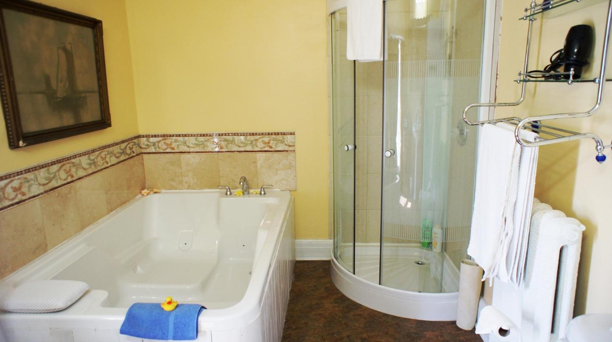 Zimmer mit Kingsize-Bett und Whirlpool