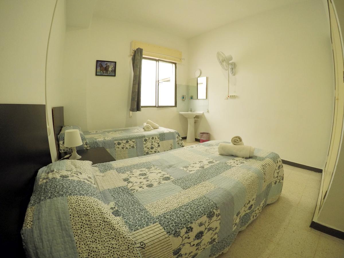 Chambre Lits Jumeaux avec Salle de Bains Commune