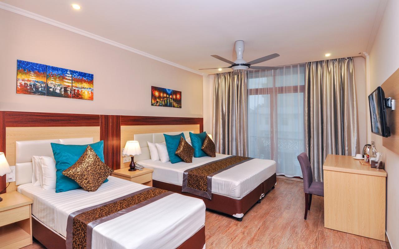 Quarto Triplo Deluxe com Vista Piscina