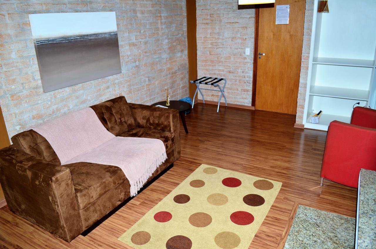 Suíte com Cama King-size e Banheira de Hidromassagem