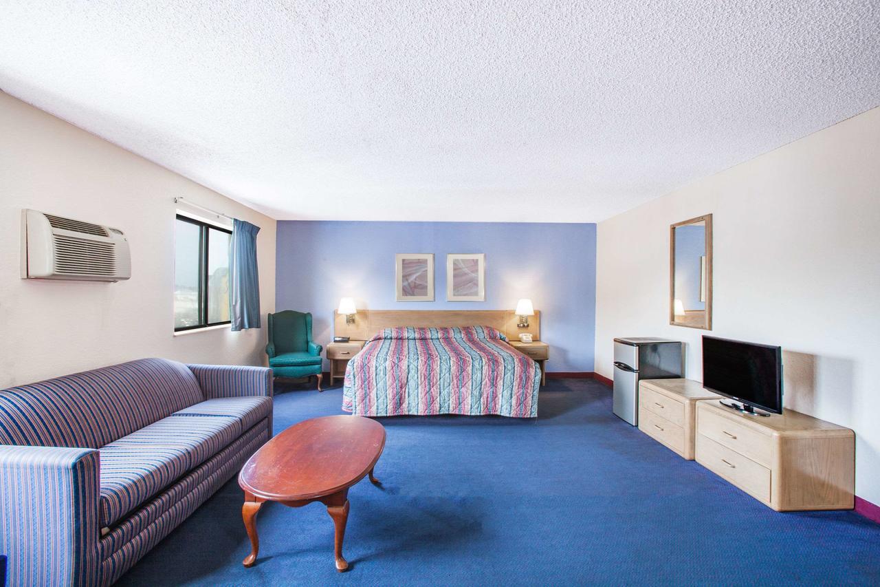 King Room with Bath Tub - Mobility Accessible/Non-Smoking