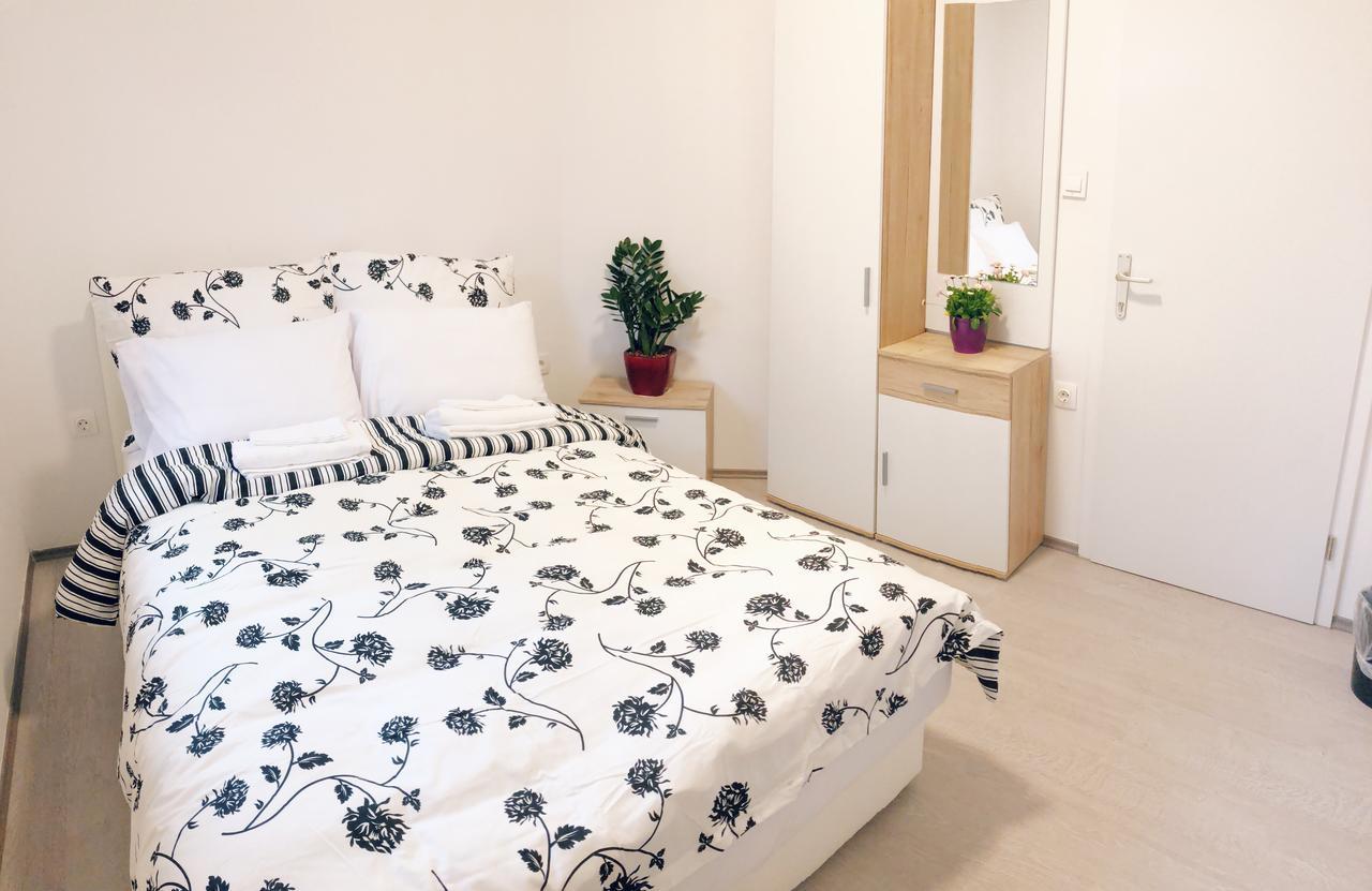 Kleine Tweepersoonskamer met Gedeelde Badkamer