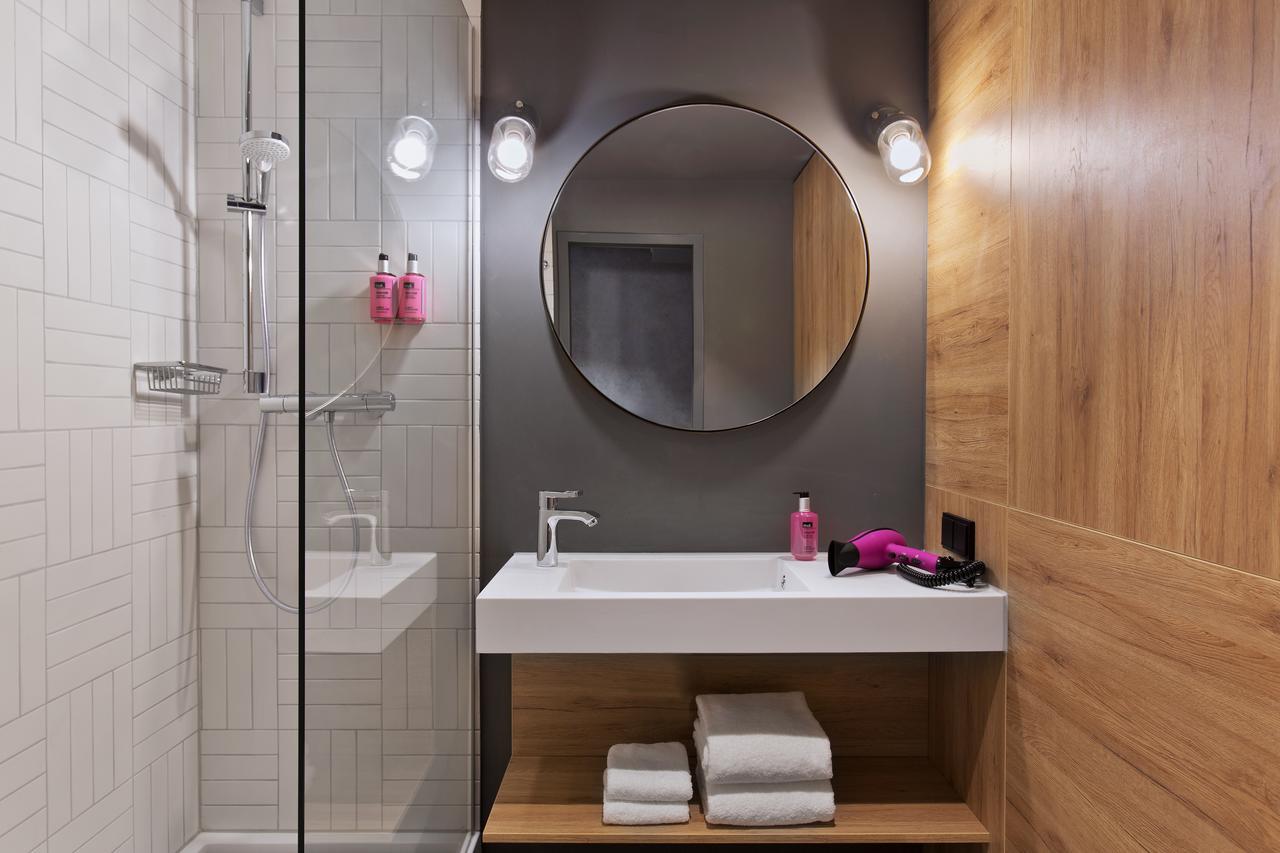 Moxy Zimmer mit Queensize-Bett