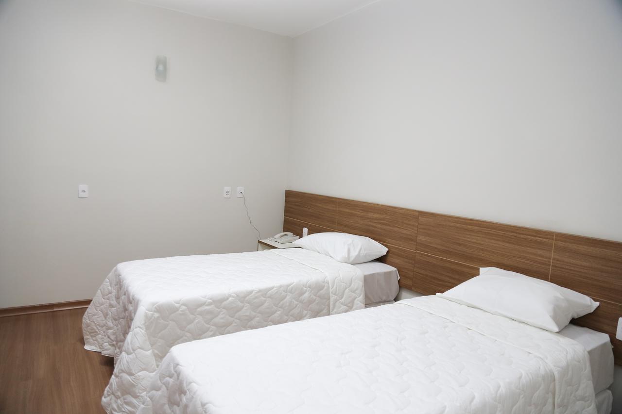 Quarto Econômico com 2 Camas de Solteiro