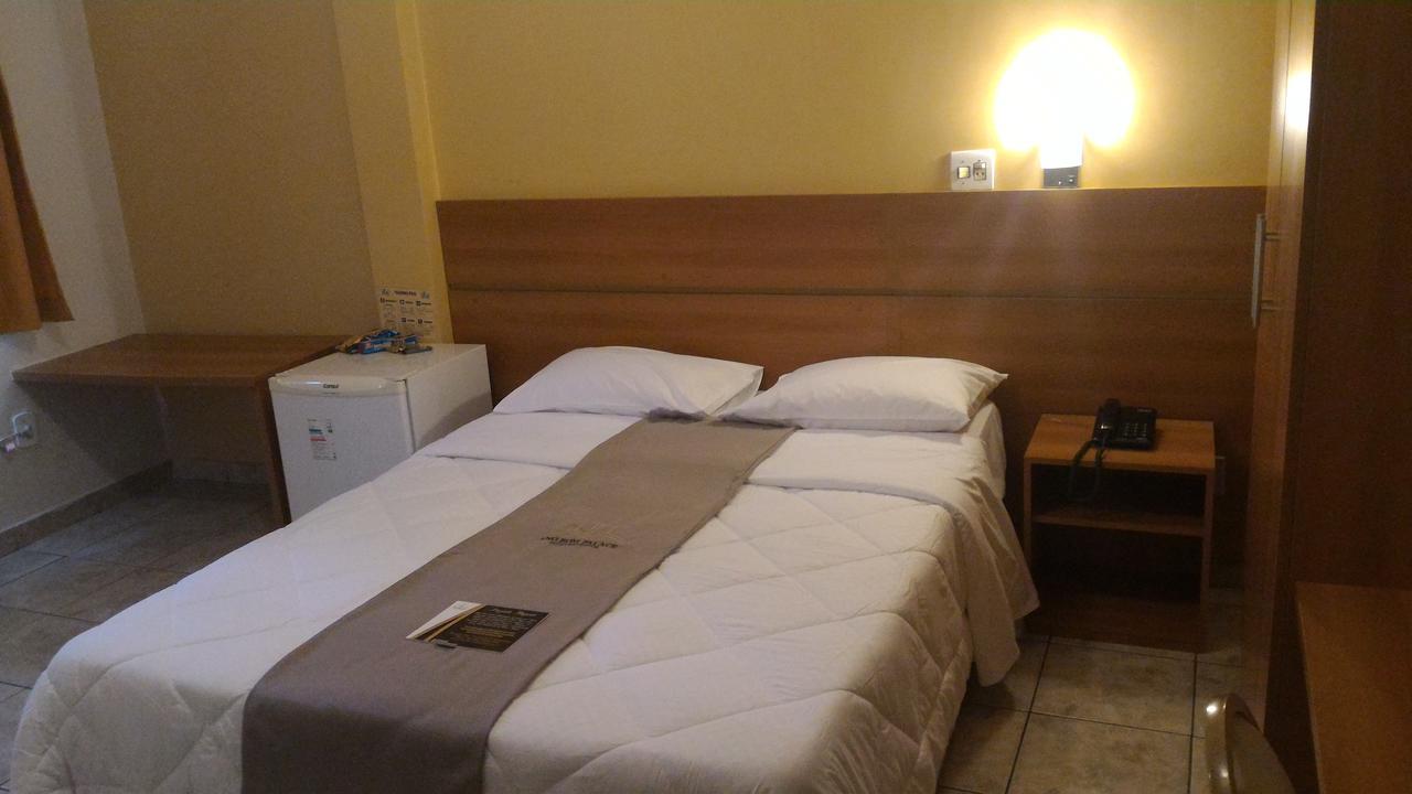 Quarto com 2 Camas de Solteiro e Banheiro Privativo