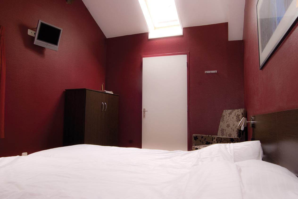 Tweepersoonskamer met 2 Aparte Bedden en Eigen Badkamer