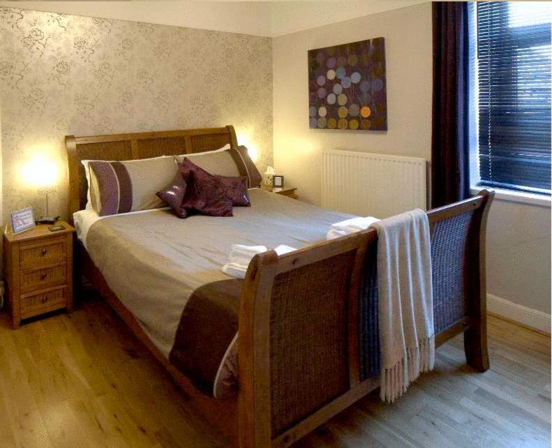Zimmer mit Kingsize-Bett