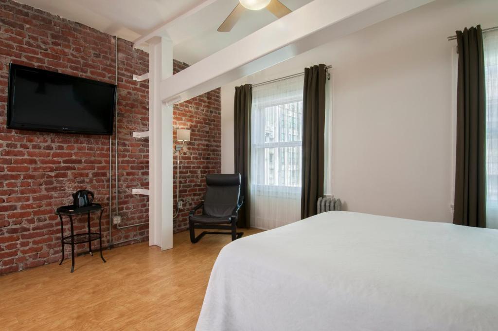 Deluxe Queen Room