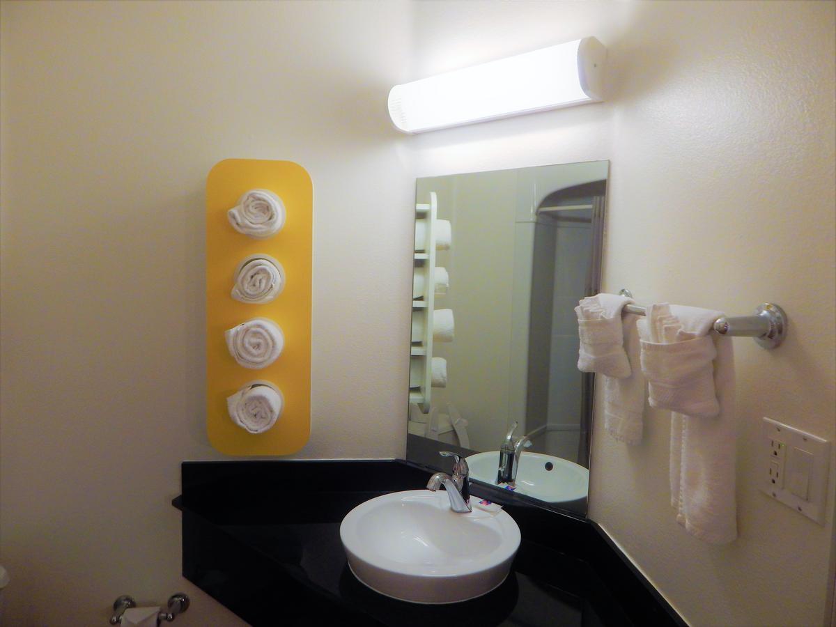 Superior Queen Room with Mobility Access - Non-Smoking