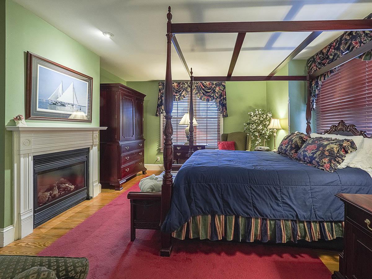 Deluxe Queen Room with Fireplace