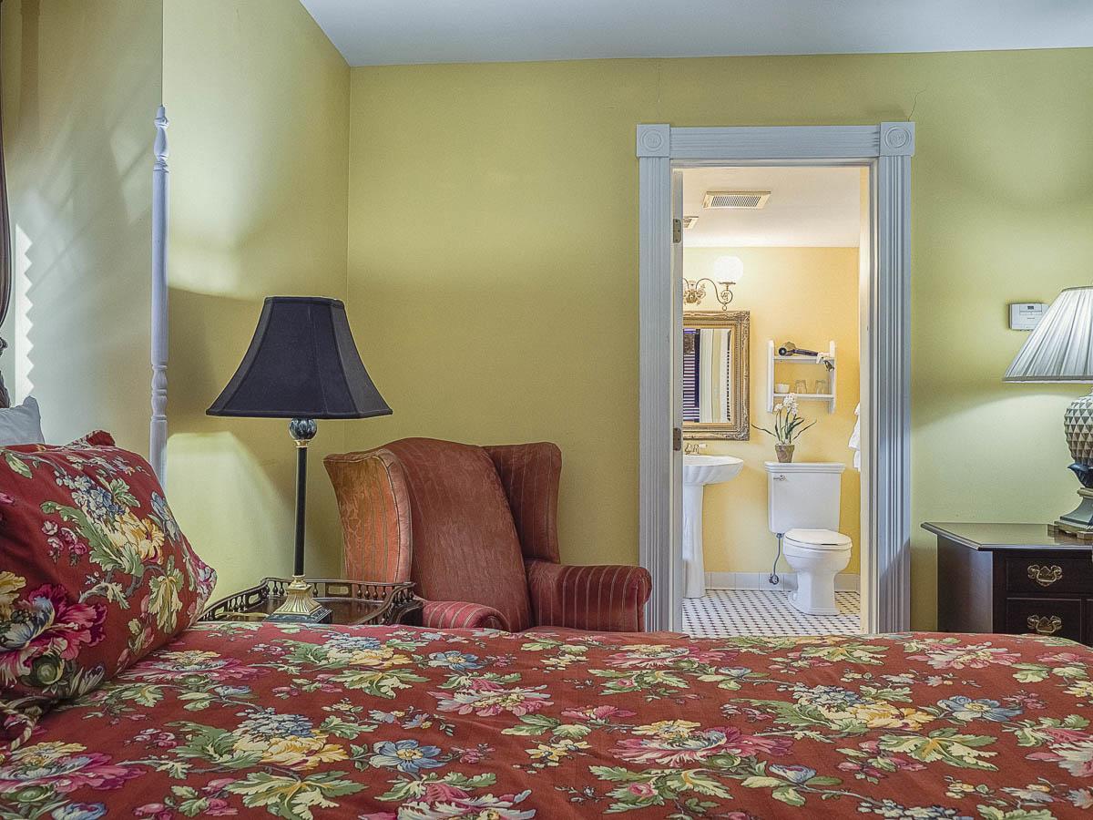 Queen Room with Fireplace - Top Floor
