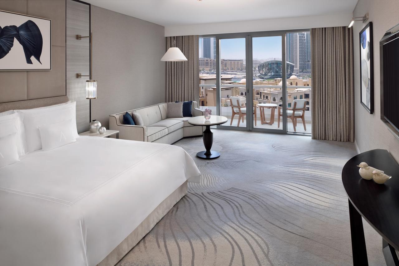 Club Zimmer mit Blick auf den Burj Khalifa und den Dubai Fountain – Balkon und Zugang zur Lounge