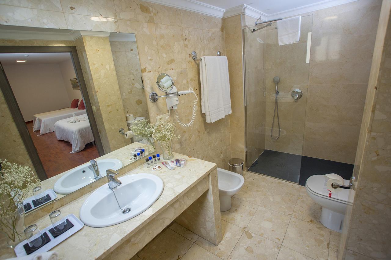 Chambre Familiale (3 Adultes + 1 Enfant)