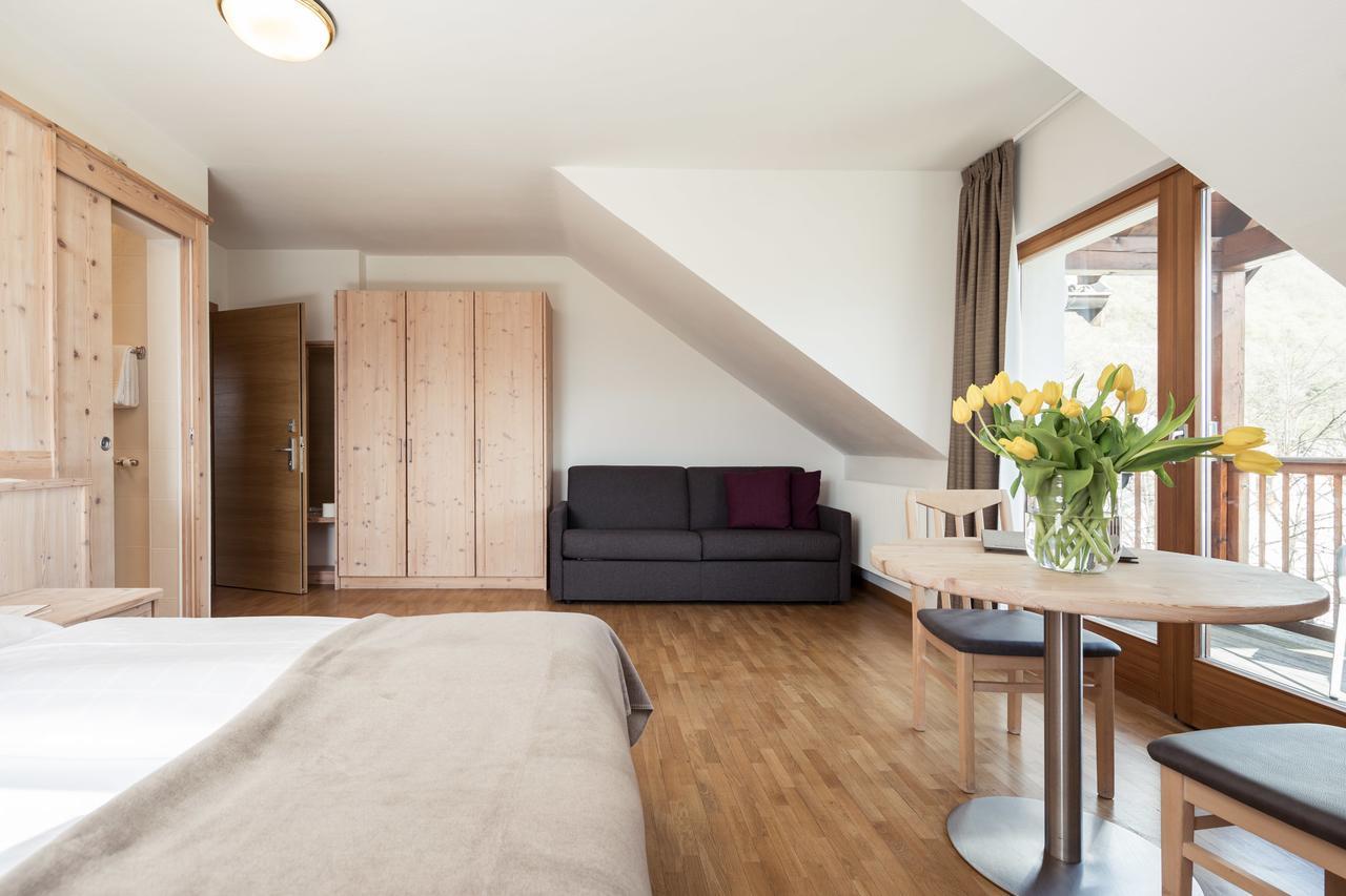 Doppel-/Zweibettzimmer mit Balkon