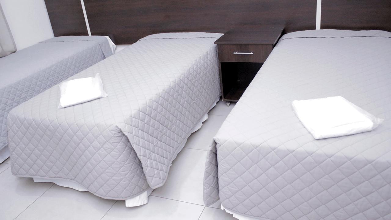 Quarto Grande com 2 Camas de Solteiro